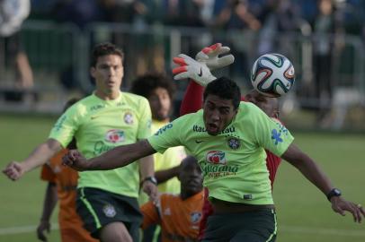  

TERESÓPOLIS, RIO DE JANEIRO, BRASIL - Seleção treina na Granja Comary na cidade de Teresópolis.
Paulinho, goleiro Jefferson e Hernandez.
Indexador: Jefferson Botega