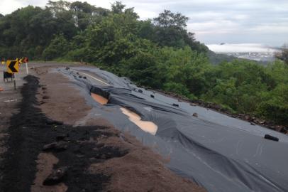 Trecho da BR-158, entre Santa Maria e Itaara, que cedeu após uma semana de chuva