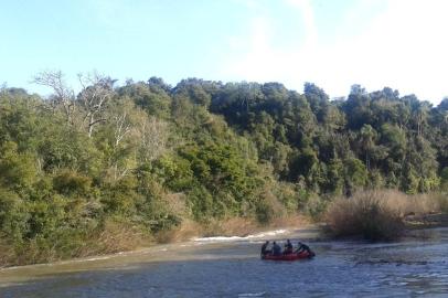 Bombeiros retomam buscas a jovem desaparecida em rio
Paula Thom, 23 anos, sumiu no rio Caixão na noite do último sábado, junto com o namorado. O corpo dele foi localizado submerso na manhã desta quinta-feira

O Corpo de Bombeiros de Santa Cruz do Sul, com reforço de mergulhadores do Grupo de Busca e Salvamento (GBS) da Capital, retomam, na manhã desta sexta-feira, as buscas a uma jovem em Arroio do Tigre, no Vale do Rio Pardo.