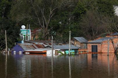  

URUGUAIANA - 06-07-2014 - Uruguaiana sofre com enchente.(FOTO: TADEU VILANI/AGÊNCIA RBS)