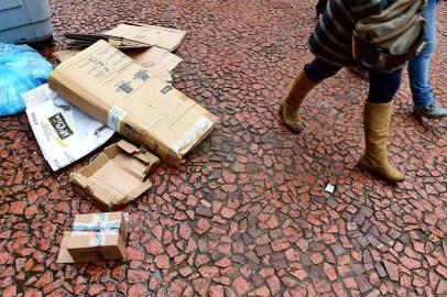  PORTO ALEGRE-RS- BRASIL- 11HS -  Três meses do início da lei do lixo em Porto Alegre. Lixo deixado Praça da Alfândega.   FOTO FERNANDO GOMES/ZERO HORA.