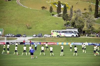 Felipão convoca 16 jogadores em treino na Granja Comary na véspera do jogo contra a Alemanha.