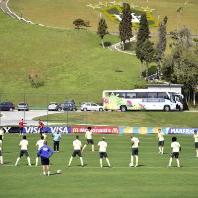 Felipão convoca 16 jogadores em treino na Granja Comary na véspera do jogo contra a Alemanha.