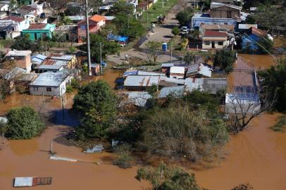  

URUGUAIANA, RS, BRASIL - 07-07-2014 - A Fronteira Oeste é a região com situação mais preocupante. As cidades que apresentam o maior número de pessoas fora de casa são Itaqui (9.810), Uruguaiana (6 mil) e São Borja (2.900). No total, são 127 municípios afetados ¿ 78 decretaram situação de emergência e duas decretaram estado de calamidade pública: Barra do Guarita e Iraí (FOTO: TADEU VILANI/AGÊNCIA RBS)