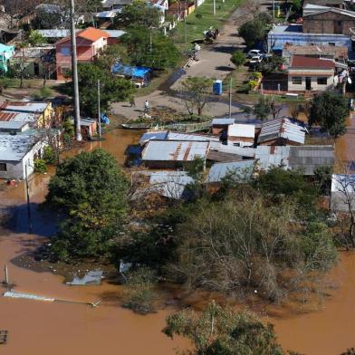  

URUGUAIANA, RS, BRASIL - 07-07-2014 - A Fronteira Oeste é a região com situação mais preocupante. As cidades que apresentam o maior número de pessoas fora de casa são Itaqui (9.810), Uruguaiana (6 mil) e São Borja (2.900). No total, são 127 municípios afetados ¿ 78 decretaram situação de emergência e duas decretaram estado de calamidade pública: Barra do Guarita e Iraí (FOTO: TADEU VILANI/AGÊNCIA RBS)