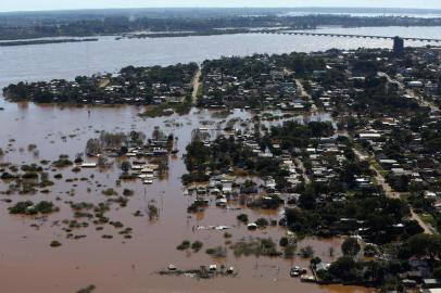  

URUGUAIANA, RS, BRASIL - 07-07-2014 - A Fronteira Oeste é a região com situação mais preocupante. As cidades que apresentam o maior número de pessoas fora de casa são Itaqui (9.810), Uruguaiana (6 mil) e São Borja (2.900). No total, são 127 municípios afetados ¿ 78 decretaram situação de emergência e duas decretaram estado de calamidade pública: Barra do Guarita e Iraí (FOTO: TADEU VILANI/AGÊNCIA RBS)