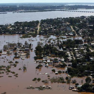  

URUGUAIANA, RS, BRASIL - 07-07-2014 - A Fronteira Oeste é a região com situação mais preocupante. As cidades que apresentam o maior número de pessoas fora de casa são Itaqui (9.810), Uruguaiana (6 mil) e São Borja (2.900). No total, são 127 municípios afetados ¿ 78 decretaram situação de emergência e duas decretaram estado de calamidade pública: Barra do Guarita e Iraí (FOTO: TADEU VILANI/AGÊNCIA RBS)