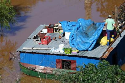  

URUGUAIANA, RS, BRASIL - 07-07-2014 - A Fronteira Oeste é a região com situação mais preocupante. As cidades que apresentam o maior número de pessoas fora de casa são Itaqui (9.810), Uruguaiana (6 mil) e São Borja (2.900). No total, são 127 municípios afetados ¿ 78 decretaram situação de emergência e duas decretaram estado de calamidade pública: Barra do Guarita e Iraí (FOTO: TADEU VILANI/AGÊNCIA RBS)