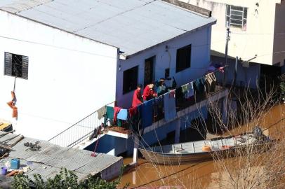  

URUGUAIANA, RS, BRASIL - 07-07-2014 - A Fronteira Oeste é a região com situação mais preocupante. As cidades que apresentam o maior número de pessoas fora de casa são Itaqui (9.810), Uruguaiana (6 mil) e São Borja (2.900). No total, são 127 municípios afetados ¿ 78 decretaram situação de emergência e duas decretaram estado de calamidade pública: Barra do Guarita e Iraí (FOTO: TADEU VILANI/AGÊNCIA RBS)