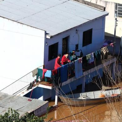  

URUGUAIANA, RS, BRASIL - 07-07-2014 - A Fronteira Oeste é a região com situação mais preocupante. As cidades que apresentam o maior número de pessoas fora de casa são Itaqui (9.810), Uruguaiana (6 mil) e São Borja (2.900). No total, são 127 municípios afetados ¿ 78 decretaram situação de emergência e duas decretaram estado de calamidade pública: Barra do Guarita e Iraí (FOTO: TADEU VILANI/AGÊNCIA RBS)