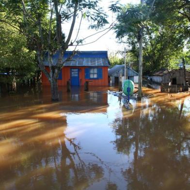  

URUGUAIANA, RS, BRASIL - 07-07-2014 - A Fronteira Oeste é a região com situação mais preocupante. As cidades que apresentam o maior número de pessoas fora de casa são Itaqui (9.810), Uruguaiana (6 mil) e São Borja (2.900). No total, são 127 municípios afetados ¿ 78 decretaram situação de emergência e duas decretaram estado de calamidade pública: Barra do Guarita e Iraí (FOTO: TADEU VILANI/AGÊNCIA RBS)