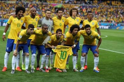  

BELO HORIZONTE, MINAS GERAIS, BRASIL - 08-07-2014 - A Seleção Brasileira enfrenta a Alemanha no estádio Mineirão, para definir uma vaga na final da Copa do Mundo. Jogadores em pé: DANTE, MAICON, JÚLIO CÉSAR, FRED, DAVID LUIZ, LUIZ GUSTAVO. Agachados: OSCAR, FERNANDINHO, BERNARD, MARCELO E HULK (FOTO: JEFFERSON BOTEGA/AGÊNCIA RBS)