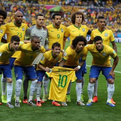  

BELO HORIZONTE, MINAS GERAIS, BRASIL - 08-07-2014 - A Seleção Brasileira enfrenta a Alemanha no estádio Mineirão, para definir uma vaga na final da Copa do Mundo. Jogadores em pé: DANTE, MAICON, JÚLIO CÉSAR, FRED, DAVID LUIZ, LUIZ GUSTAVO. Agachados: OSCAR, FERNANDINHO, BERNARD, MARCELO E HULK (FOTO: JEFFERSON BOTEGA/AGÊNCIA RBS)