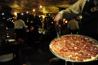  CAXIAS DO SUL, RS, BRASIL  (08/07/2014) Pizzaria Giordani. Fotos na Pizzaria Giordani, bairro Colina Sorriso. Dia da Pizza. (Roni Rigon/Pioneiro)