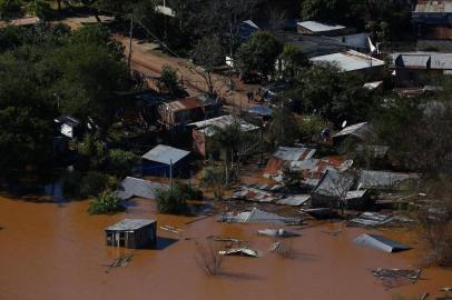  

URUGUAIANA, RS, BRASIL - 07-07-2014 - A Fronteira Oeste é a região com situação mais preocupante. As cidades que apresentam o maior número de pessoas fora de casa são Itaqui (9.810), Uruguaiana (6 mil) e São Borja (2.900). No total, são 127 municípios afetados ¿ 78 decretaram situação de emergência e duas decretaram estado de calamidade pública: Barra do Guarita e Iraí (FOTO: TADEU VILANI/AGÊNCIA RBS)