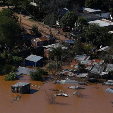  

URUGUAIANA, RS, BRASIL - 07-07-2014 - A Fronteira Oeste é a região com situação mais preocupante. As cidades que apresentam o maior número de pessoas fora de casa são Itaqui (9.810), Uruguaiana (6 mil) e São Borja (2.900). No total, são 127 municípios afetados ¿ 78 decretaram situação de emergência e duas decretaram estado de calamidade pública: Barra do Guarita e Iraí (FOTO: TADEU VILANI/AGÊNCIA RBS)