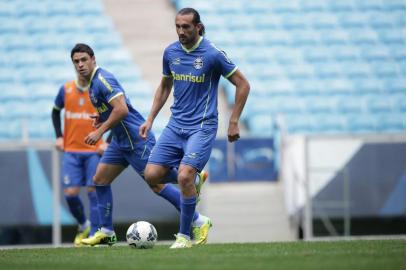 O meia Giuliano e o atacante Barcos durante treino do Grêmio na Arena