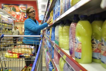  

CAXIAS DO SUL, RS - 09/07/2014 - Em tempos de inflação e crise, consumidores têm utilizado estratégias para economizar no supermercado.A dona de casa Cleusa Machado, 55 anos, deixou de comprar itens supérfluos e não dá mais importância para marcas. (GABRIEL LAIN / ESPECIAL)