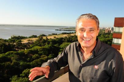  

Tite, treinador do corinthians, em sua casa.