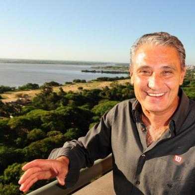  

Tite, treinador do corinthians, em sua casa.