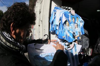  

camisetas com o time da Argentina, com uma grande procura da população