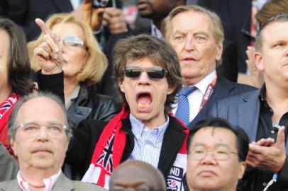 98501699English musician Mick Jagger (C) cheers in the stands at the 2010 World Cup round of 16 football match England versus Germany on June 27, 2010 at Free State Stadium in Mangaung/Bloemfontein. NO PUSH TO MOBILE / MOBILE USE SOLELY WITHIN EDITORIAL ARTICLE -    AFP PHOTO / JOHN MACDOUGALLEditoria: SPOLocal: BloemfonteinIndexador: JOHN MACDOUGALLSecao: SOCCERFonte: AFPFotógrafo: STF