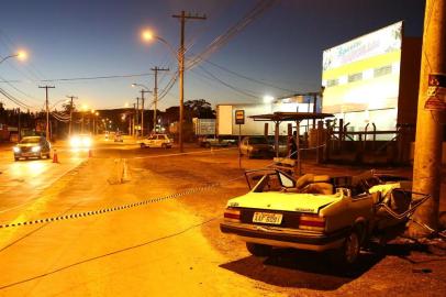  

PORTO ALEGRE, RS, BRASIL, 12/07/2014. Mulher morre em acidente na madrugada deste sábado. Colisão ocorreu na rua Edgar Pires de Casto, no bairro Restinga, por volta das 5h. (Foto: Tadeu Vilani/ Agência RBS)