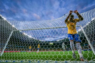  

BELO HORIZONTE, MG, BRASIL, 08/07/2014 18:05:48: O jogador Fernandinho lamenta nas redes mais um gol tomado na vergonhosa derrota da Seleção Brasileira para Alemanha na semifinal da Copa do Mundo 2014. (Crédito: Jefferson Bernardes/VIPCOMM, ESPORTES)
Indexador: HORCAJUELO