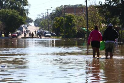  

URUGUAIANA - 06-07-2014 - Uruguaiana sofre com enchente.(FOTO: TADEU VILANI/AGÊNCIA RBS)