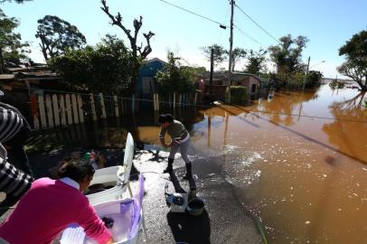  

URUGUAIANA - 06-07-2014 - Uruguaiana sofre com enchente.(FOTO: TADEU VILANI/AGÊNCIA RBS)
Rosa Maria Viana (37- esta de blusa rosa), bairro Mascaranhas de Moraes, aproveitou o sol, para lavar as roupas.