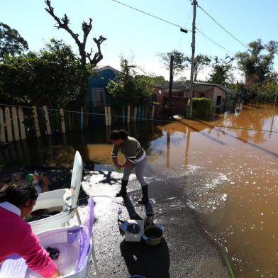  

URUGUAIANA - 06-07-2014 - Uruguaiana sofre com enchente.(FOTO: TADEU VILANI/AGÊNCIA RBS)
Rosa Maria Viana (37- esta de blusa rosa), bairro Mascaranhas de Moraes, aproveitou o sol, para lavar as roupas.