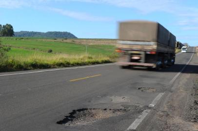  

BR-287 ainda segue com trechos esburacados. No sentido Santa Maria/São Pedro do Sul, buracos foram devidamente tapados. Entretanto, no sentido São Pedro/Santa Maria, buracos ainda são encontrados com frequência. Na rodovia, o trecho entre São Pedro e Mata é o mais complicado de transitar. Entre Mata e São Vicente do Sul, estrada está em bom estado de conservação
(FOTO RONALD MENDES/AGÊNCIA RBS)