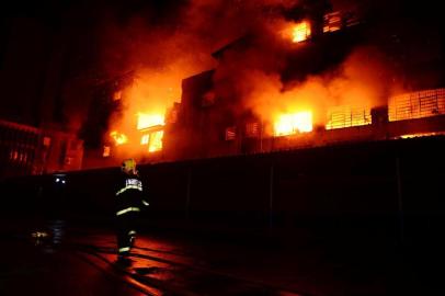 PASSO FUNDO, RS, BRASIL, 15-07-2014 : Incêndio no Supermercado Moy, região central de Passo Fundo. (Foto: DIOGO ZANATTA/Especial/Agência RBS, Editoria Geral)

