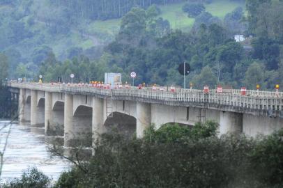 IRAÍ, RS, BRASIL,AGÊNCIA RBS-  Ponte que faz divisa   Rio Grande do Sul com Santa Catarina, na BR 386 km 01, esta interditada dedivo a enxurrada no Rio Uruguai.(RONALDO BERNARDI).