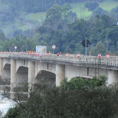 IRAÍ, RS, BRASIL,AGÊNCIA RBS-  Ponte que faz divisa   Rio Grande do Sul com Santa Catarina, na BR 386 km 01, esta interditada dedivo a enxurrada no Rio Uruguai.(RONALDO BERNARDI).