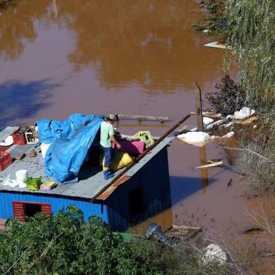  

URUGUAIANA, RS, BRASIL - 07-07-2014 - A Fronteira Oeste é a região com situação mais preocupante. As cidades que apresentam o maior número de pessoas fora de casa são Itaqui (9.810), Uruguaiana (6 mil) e São Borja (2.900). No total, são 127 municípios afetados ¿ 78 decretaram situação de emergência e duas decretaram estado de calamidade pública: Barra do Guarita e Iraí (FOTO: TADEU VILANI/AGÊNCIA RBS)