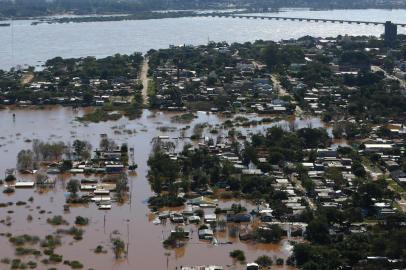  

URUGUAIANA, RS, BRASIL - 07-07-2014 - A Fronteira Oeste é a região com situação mais preocupante. As cidades que apresentam o maior número de pessoas fora de casa são Itaqui (9.810), Uruguaiana (6 mil) e São Borja (2.900). No total, são 127 municípios afetados ¿ 78 decretaram situação de emergência e duas decretaram estado de calamidade pública: Barra do Guarita e Iraí (FOTO: TADEU VILANI/AGÊNCIA RBS)