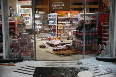  

PORTO ALEGRE  -  RS  -  BRASIL  -  20140720   -  Torcedores destroem loja de conveniencia em posto de combustível da avenida Borges de Medeiros após jogo do Inter contra o Flamengo. (FOTO:MAURO VIEIRA/AGENCIA RBS/SUA VIDA)