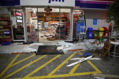  

PORTO ALEGRE  -  RS  -  BRASIL  -  20140720   -  Torcedores destroem loja de conveniencia em posto de combustível da avenida Borges de Medeiros após jogo do Inter contra o Flamengo. (FOTO:MAURO VIEIRA/AGENCIA RBS/SUA VIDA)