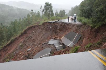  

JAQUINARA, RS, BRASIL, 05/06/2014 - Cratera na ERS-110 engole dois veículos e deixa mulher ferida em Jaquirana