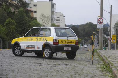  CAXIAS DO SUL, RS, BRASIL  (10/10/2013) Teste de Baliza em Auto Escola. Aprendizes de motorista realizam o estacionamento com baliza. Auto Escola.