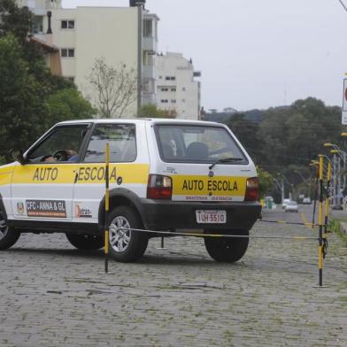  CAXIAS DO SUL, RS, BRASIL  (10/10/2013) Teste de Baliza em Auto Escola. Aprendizes de motorista realizam o estacionamento com baliza. Auto Escola.