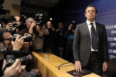 Barcelonas football club president Sandro Rosell arrives to a press conference to announce his resignation following an extraordinary board meeting at the club offices in Barcelona on January 23, 2014. Rosell resigned amid a legal wrangle over the signing of Brazilian star Neymar and leaves the Barcelona football club in the hands of vice president Josep Maria Bartomeu until the end of his mandate in 2016. AFP PHOTO / JOSEP LAGO