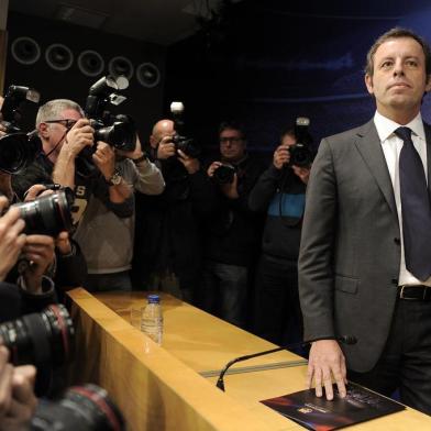 Barcelonas football club president Sandro Rosell arrives to a press conference to announce his resignation following an extraordinary board meeting at the club offices in Barcelona on January 23, 2014. Rosell resigned amid a legal wrangle over the signing of Brazilian star Neymar and leaves the Barcelona football club in the hands of vice president Josep Maria Bartomeu until the end of his mandate in 2016. AFP PHOTO / JOSEP LAGO