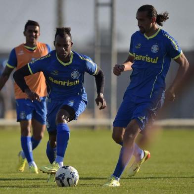  

PORTO ALEGRE, RS, BRASIL, 22-06-2014: Treino do Grêmio no novo Centro de Treinamento, localizado em frente à ARENA. Na foto, os jogadores Fernandinho e Barcos (FOTO : FÉLIX ZUCCO / AGENCIA RBS / ESPORTE )