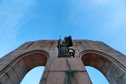  

PORTO ALEGRE, RS, BRASIL, 16-07-2014: Matéria sobre os monumentos do Parque da Redenção que serão adotados pelo Sinduscon. Na foto Monumento ao Expedicionário. (Foto: Ricardo duarte/Agência RBS/Sua Vida)