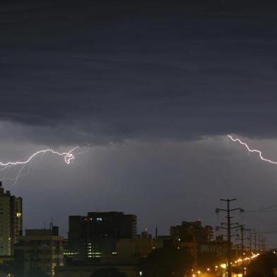  

PORTO ALEGRE, RS, BRASIL, 23-07-2014: Tempestade com raios na madrugada de quarta-feira em Porto Alegre (Foto: LÉO CARDOSO/AGÊNCIA RBS, NOTÍCIAS)