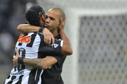 Atletico Mineiro's Diego Tardelli (R) celebrates his goal against Argentinian Lanus with teammate Ronaldinho during the Recopa Sudamericana final football match at the Mineirao Stadium in Belo Horizonte, Brazil on July 23, 2014. AFP PHOTO / Douglas MAGNO