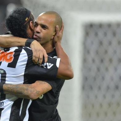 Atletico Mineiro's Diego Tardelli (R) celebrates his goal against Argentinian Lanus with teammate Ronaldinho during the Recopa Sudamericana final football match at the Mineirao Stadium in Belo Horizonte, Brazil on July 23, 2014. AFP PHOTO / Douglas MAGNO