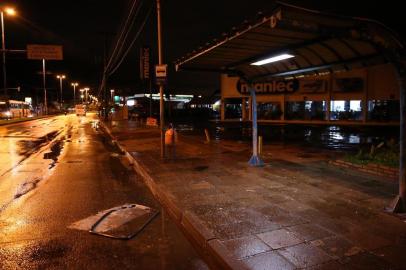 Acidente de trânsito deixa três pessoas feridas na Avenida Juca Batista, em Porto Alegre. Informações premilinares apontam que as três pessoas estavam na parada de ônibus, mas a Polícia Civil vai investigar se elas não estavam dentro do carro. O motorista fugiu e abandonou o carro próximo dali. As pessoas foram socorridas ao HPS